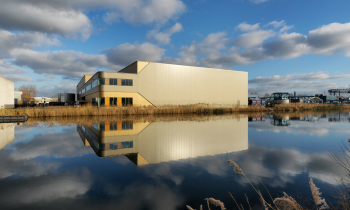 De achterkant van het gebouw (Waalwijk DCII) wat aan het water ligt