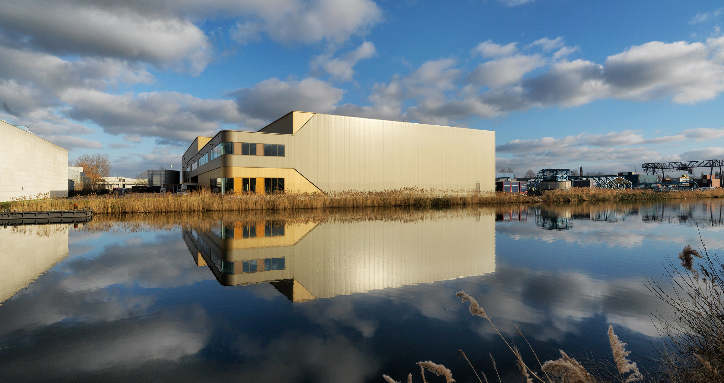 De achterkant van het gebouw (Waalwijk DCII) wat aan het water ligt